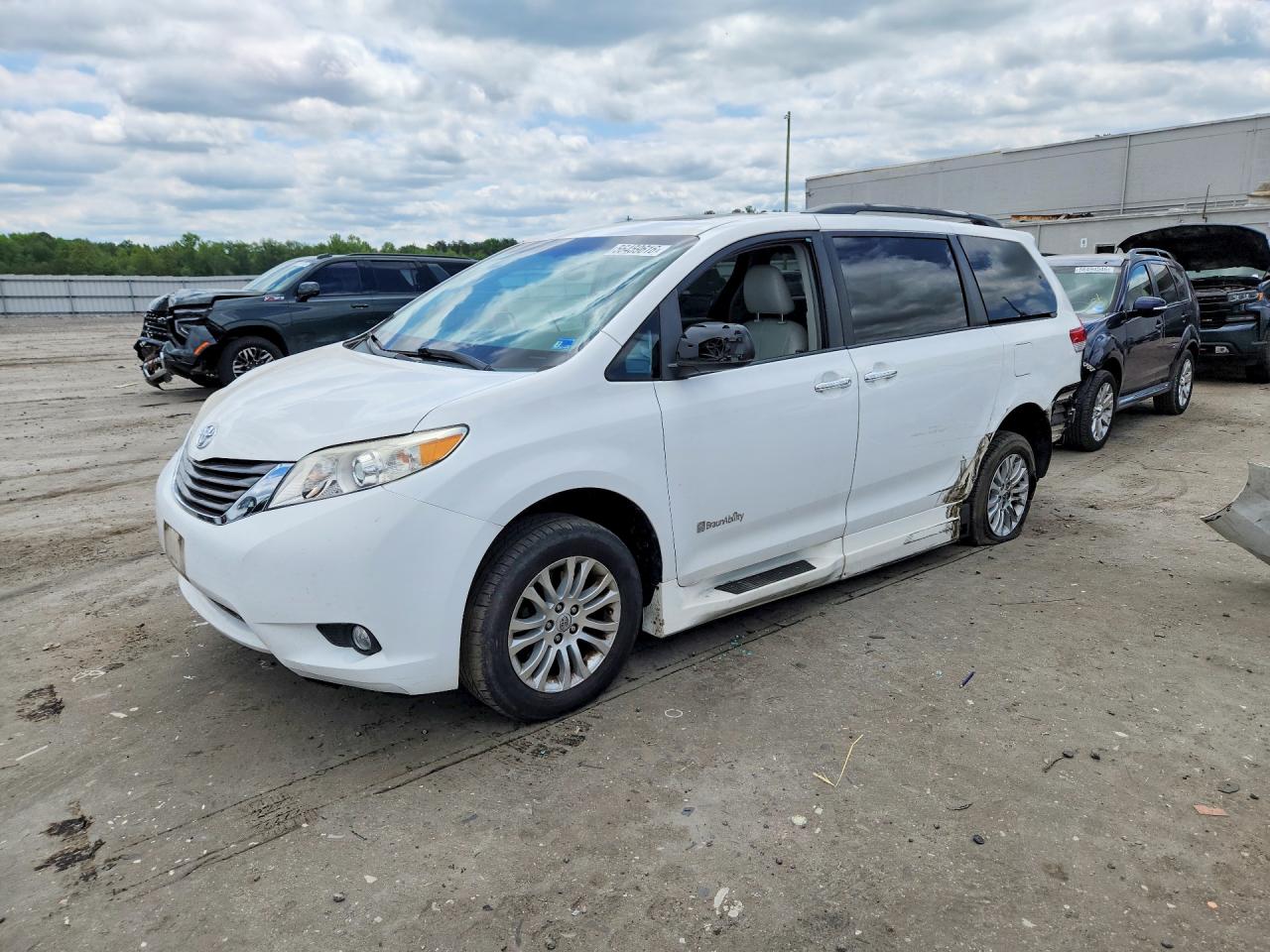 Salvage Toyota Sienna Image