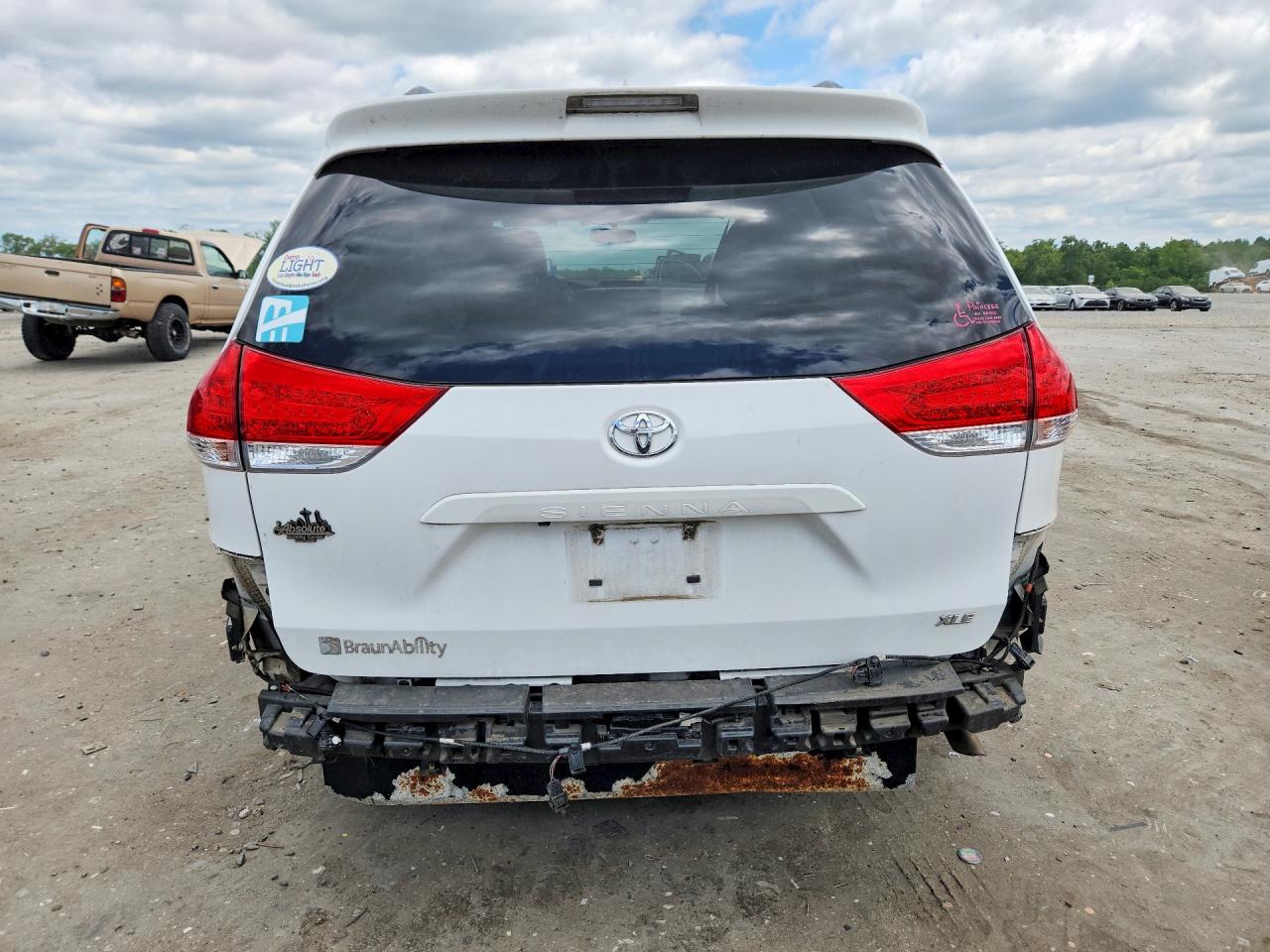 Toyota Sienna Xle 8-passenger