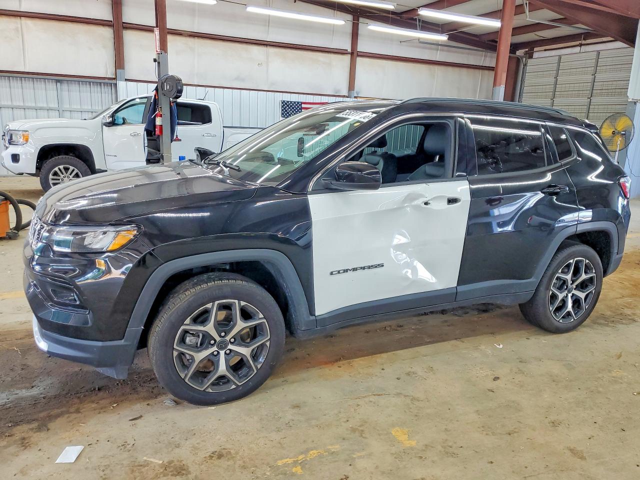 Salvage Jeep Compass Image