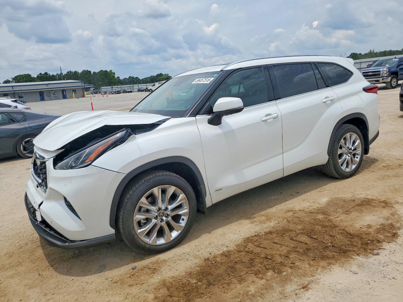 Salvage Toyota Highlander Image