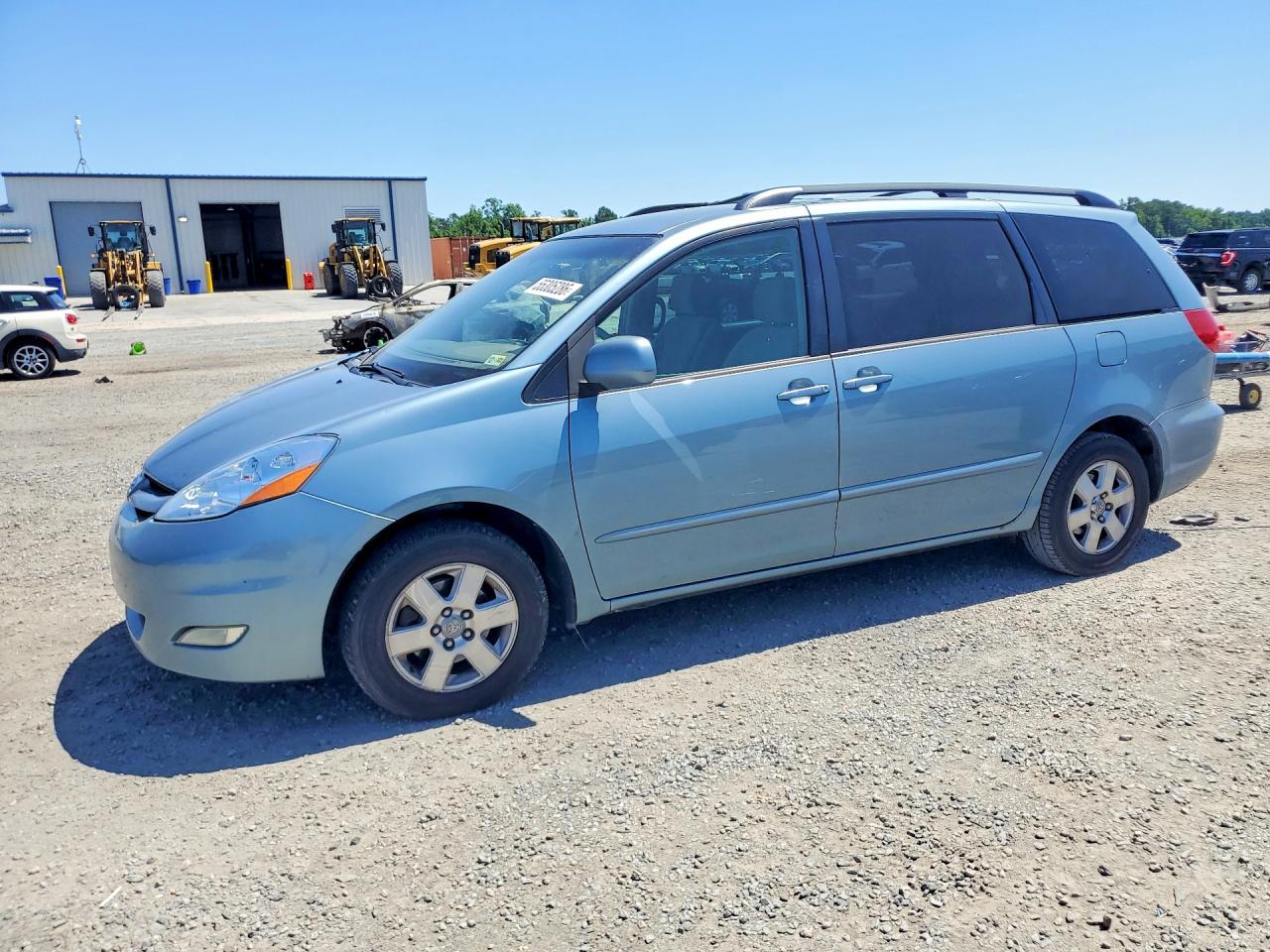 Salvage Toyota Sienna Image