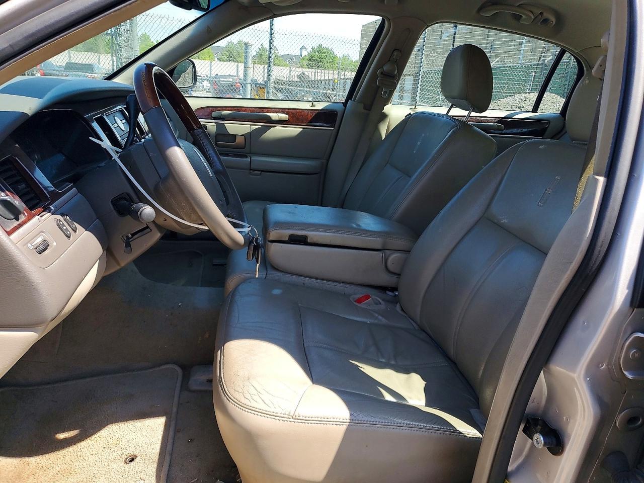 Lincoln Towncar Signature Limited
