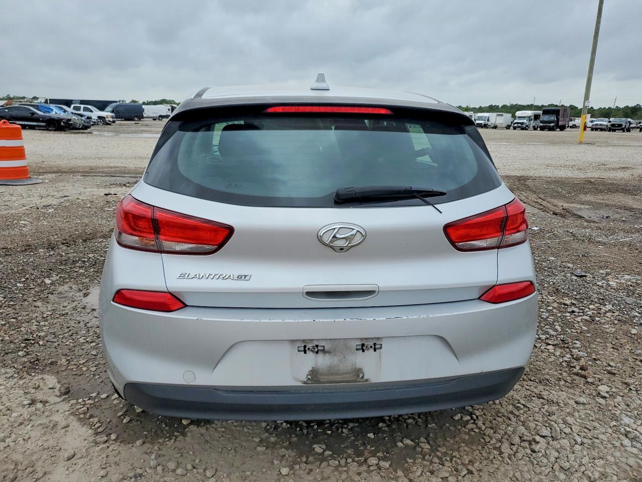 Hyundai ELANTRA Base