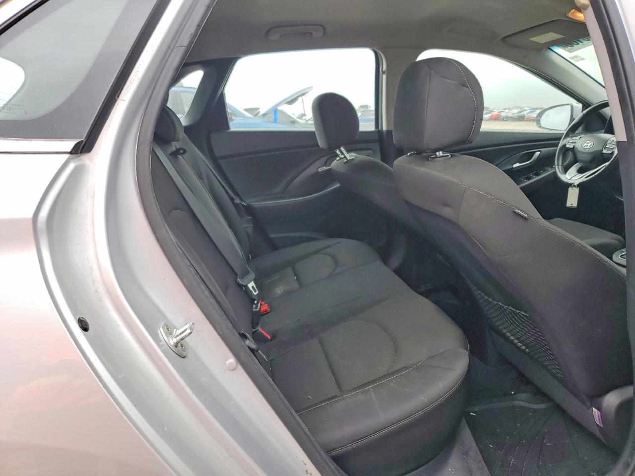 Hyundai ELANTRA Base