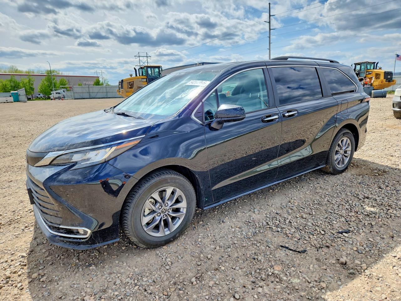 Salvage Toyota Sienna Image