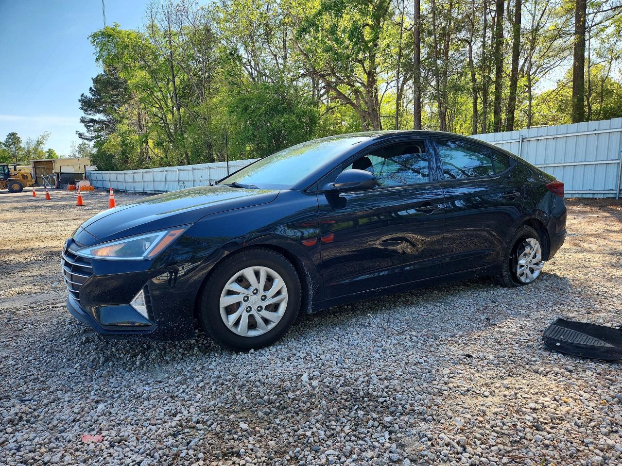 Salvage Hyundai ELANTRA Image