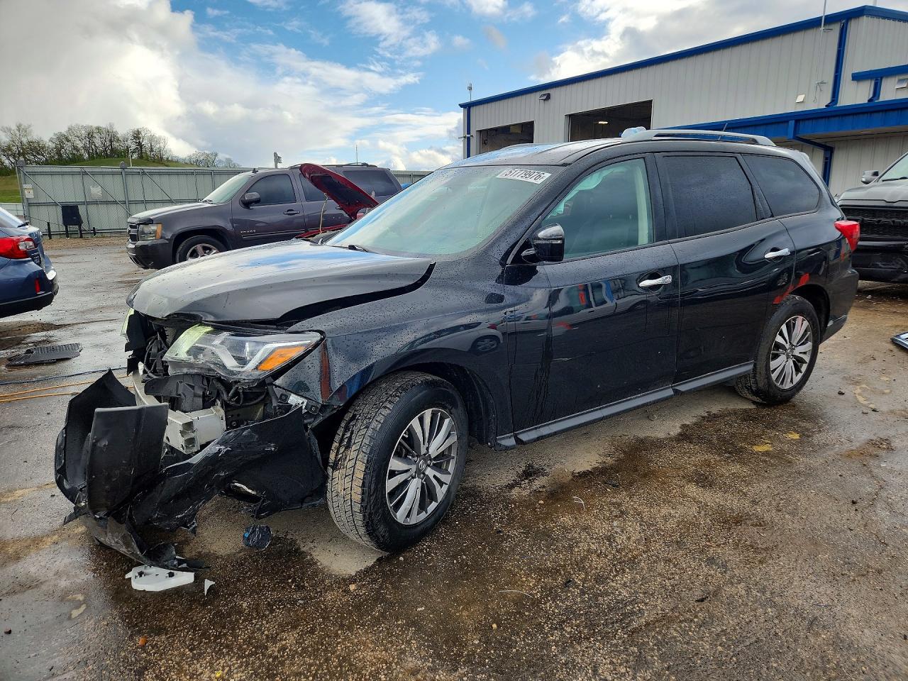 Salvage Nissan Pathfinder Image