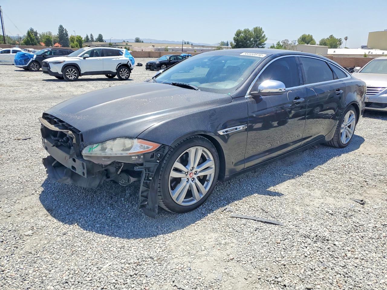 Salvage Jaguar XJ Image
