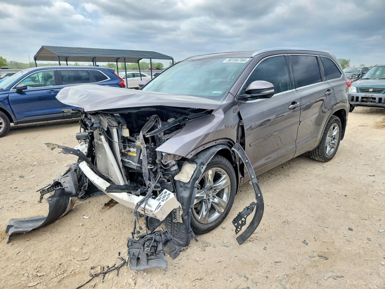 Salvage Toyota Highlander Image