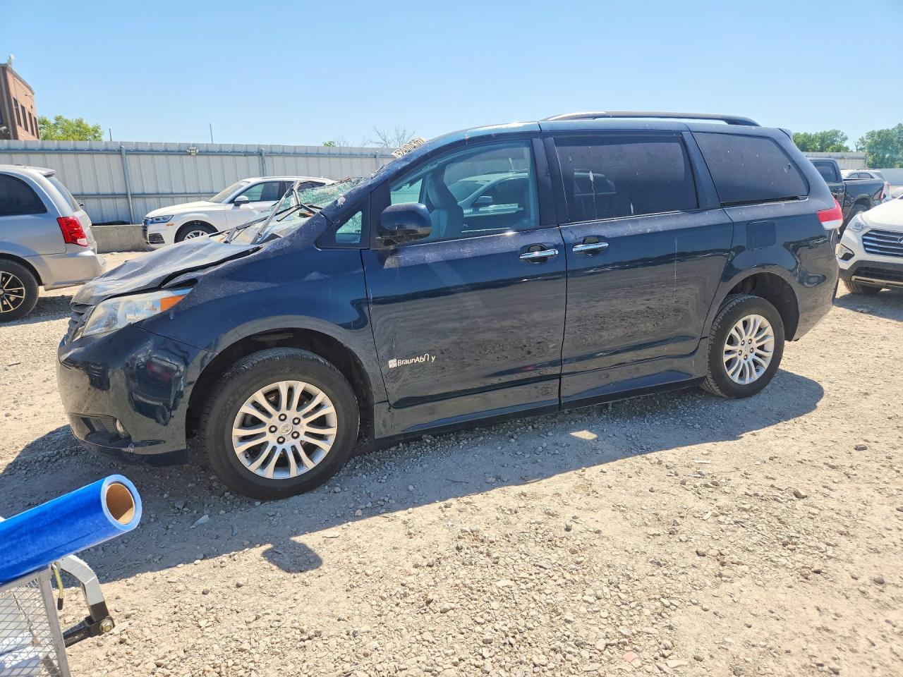 Salvage Toyota Sienna Image