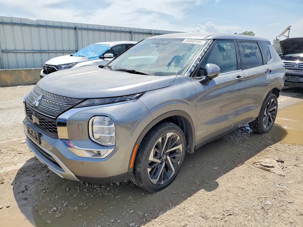 Salvage Mitsubishi Outlander Image