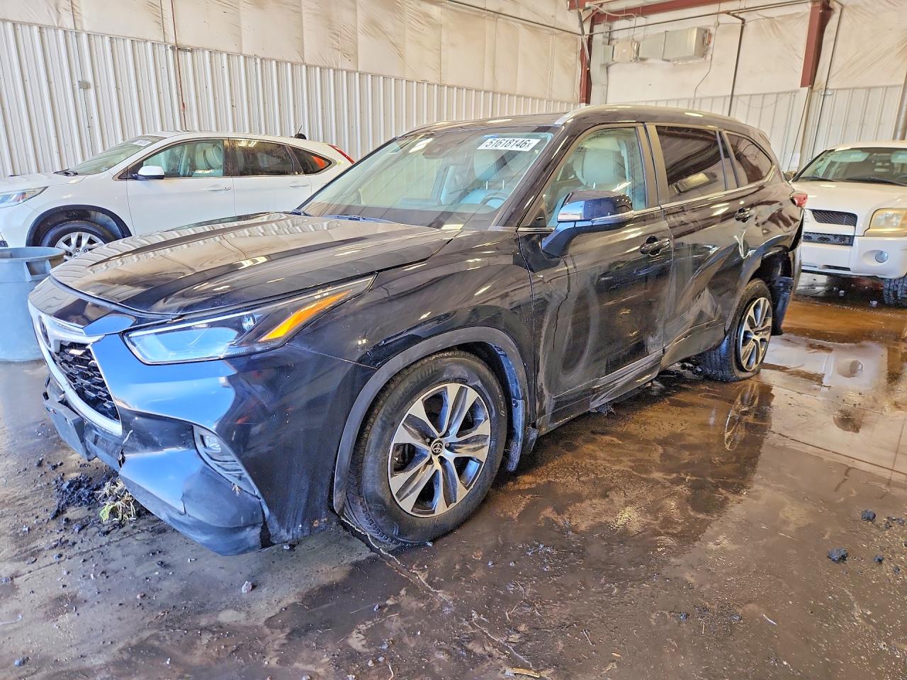 Salvage Toyota Highlander Image