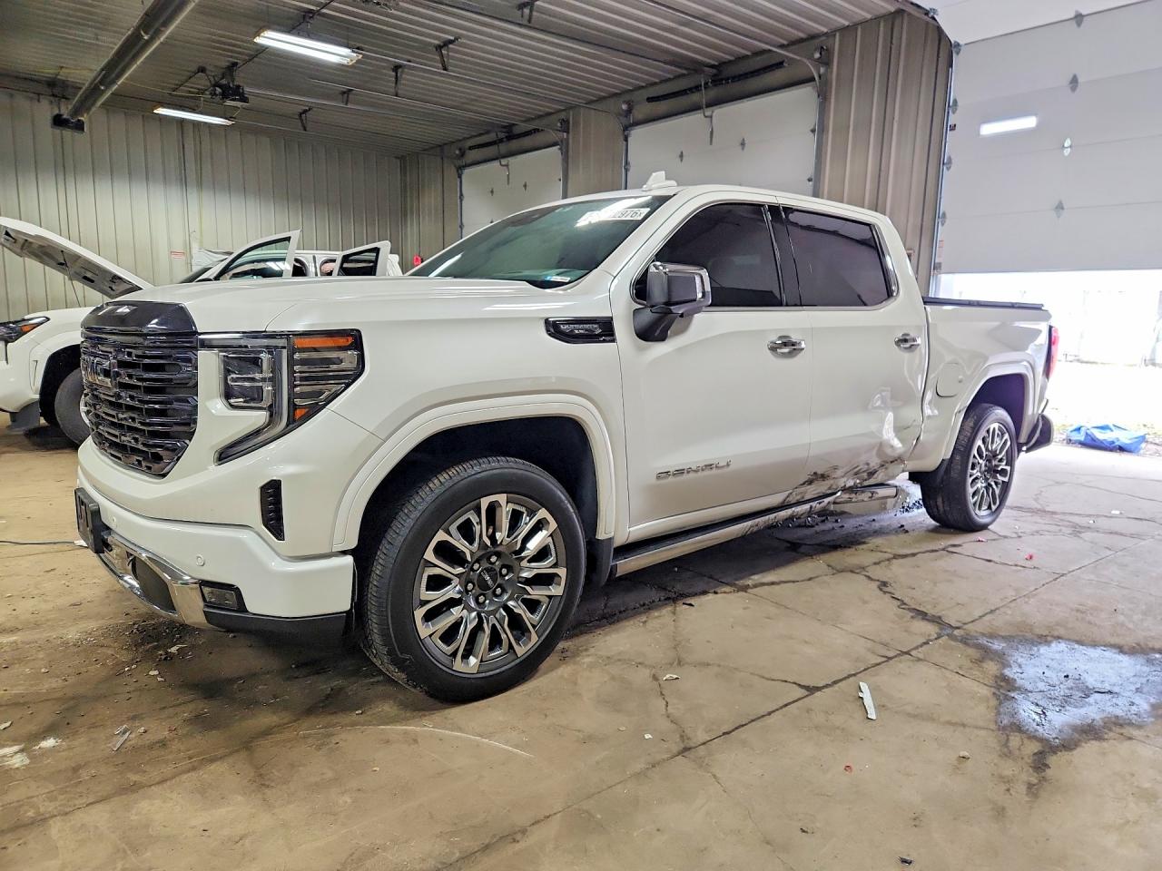 Salvage GMC Sierra Image