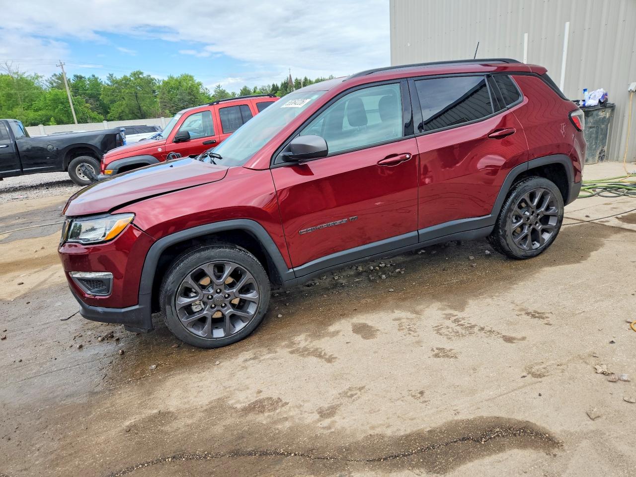 Salvage Jeep Compass Image