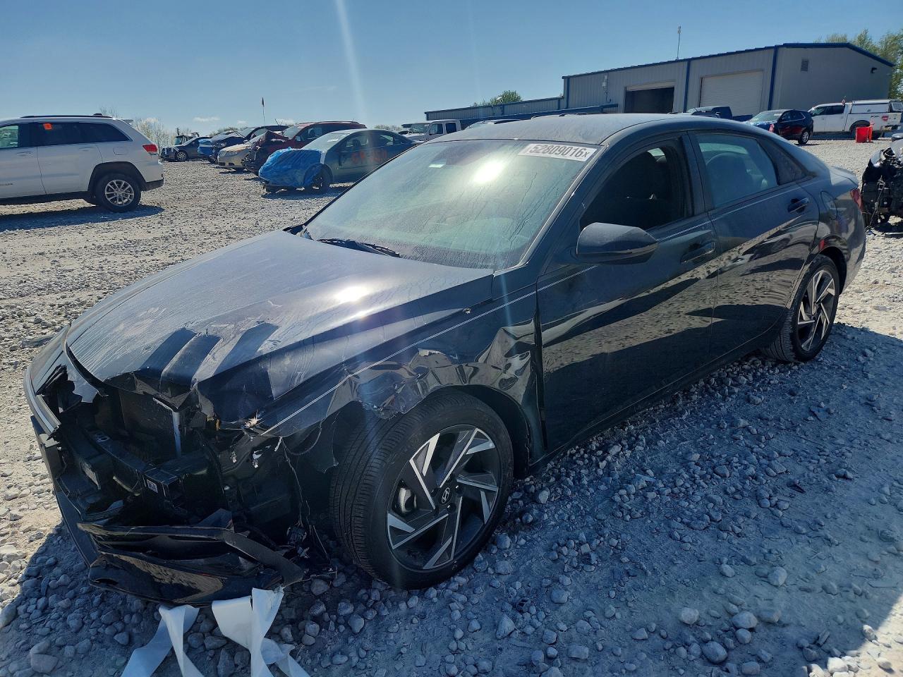 Salvage Hyundai ELANTRA Image