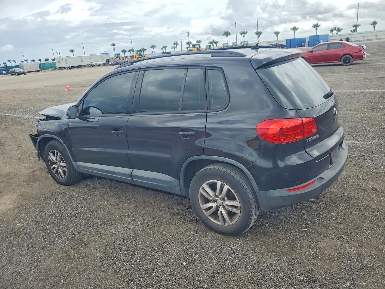 Volkswagen Tiguan S