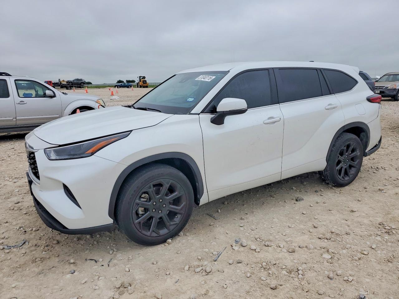 Salvage Toyota Highlander Image