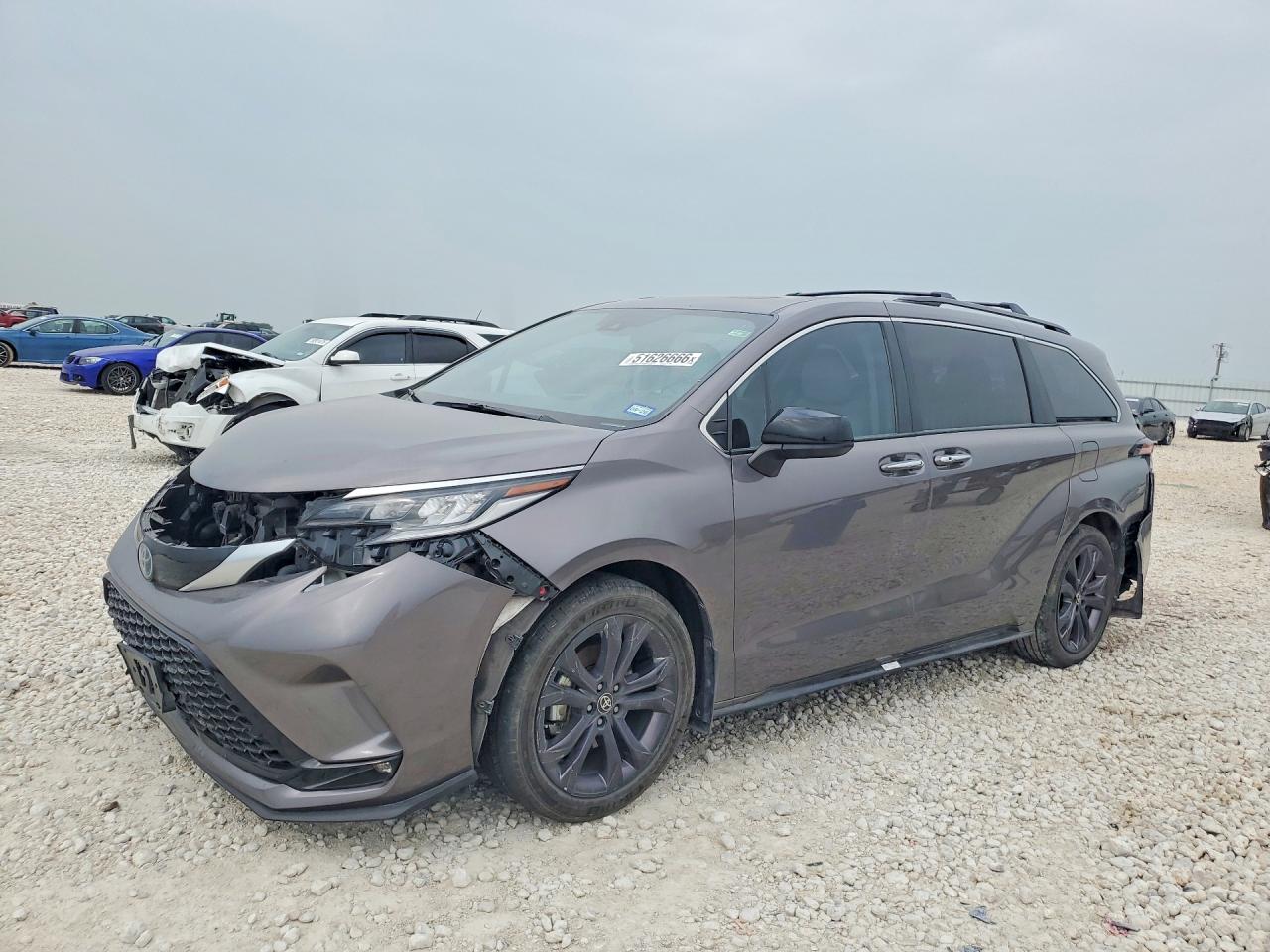 Salvage Toyota Sienna Image