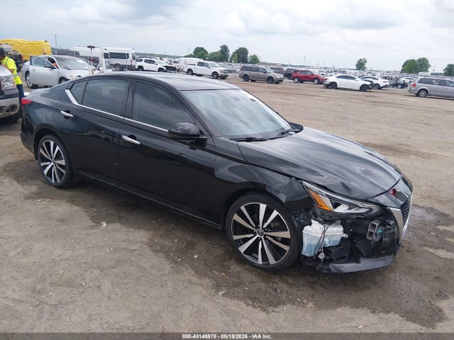 Salvage Nissan Altima Image