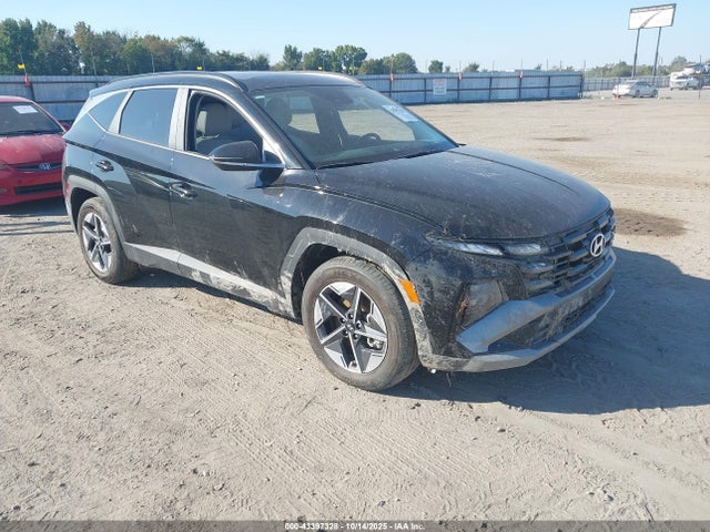 Salvage Hyundai TUCSON Image