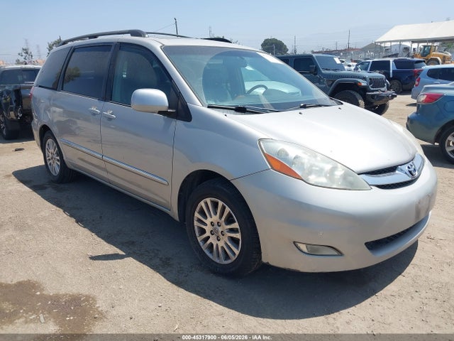 Salvage Toyota Sienna Image
