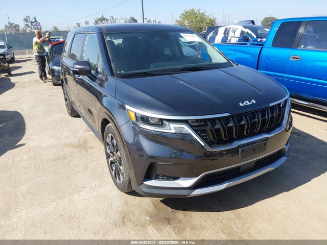 Salvage Kia Carnival Image