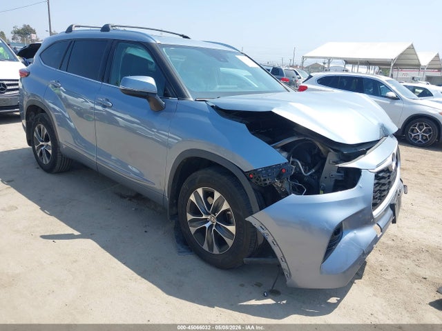 Salvage Toyota Highlander Image