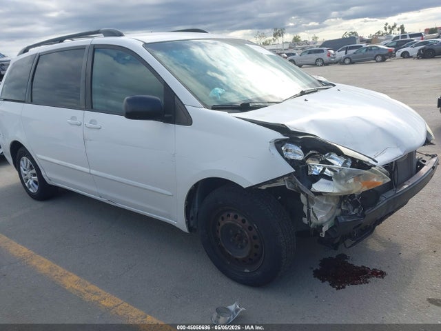 Salvage Toyota Sienna Image