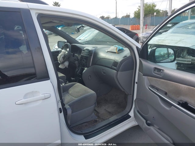 Toyota Sienna Le