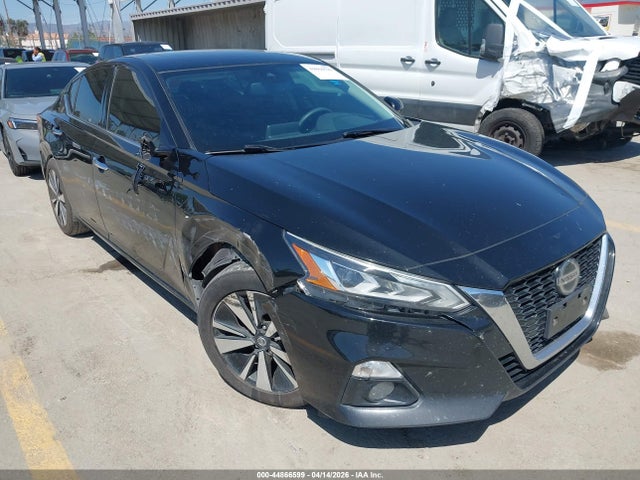 Salvage Nissan Altima Image