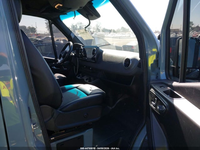 Mercedes-Benz Sprinter 2500 Standard Roof 4-cyl Diesel