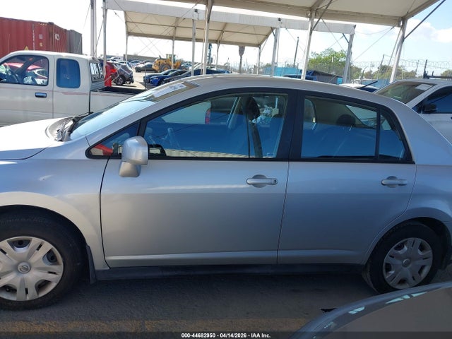 Nissan Versa 1.8s