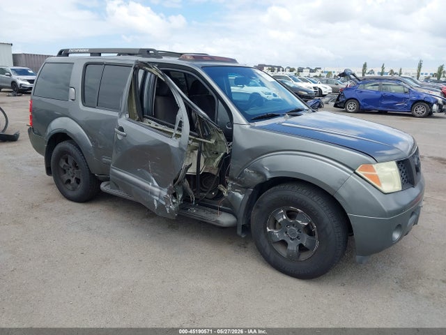 Salvage Nissan Pathfinder Image