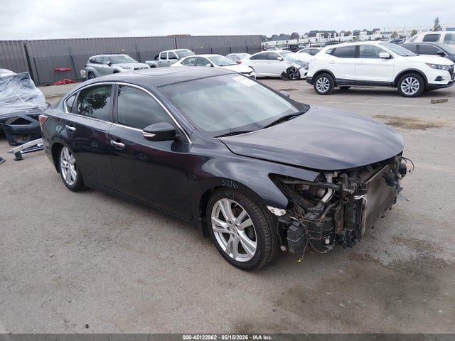 Salvage Nissan Altima Image