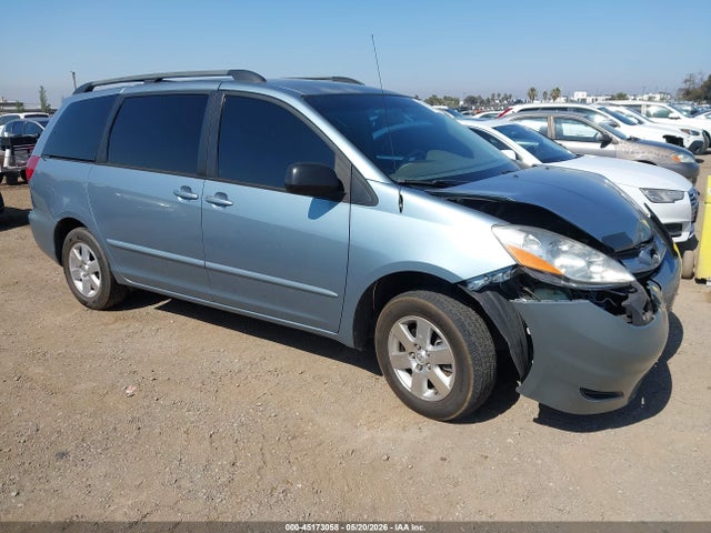 Salvage Toyota Sienna Image