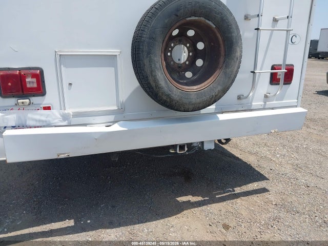 Ford E-450 Standard