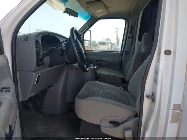Ford E-450 Standard