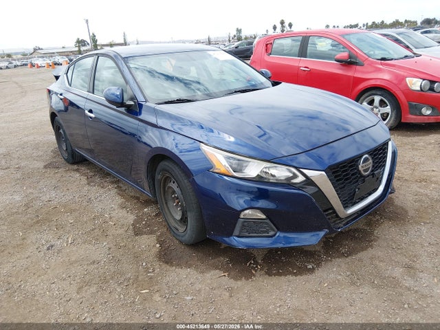 Salvage Nissan Altima Image