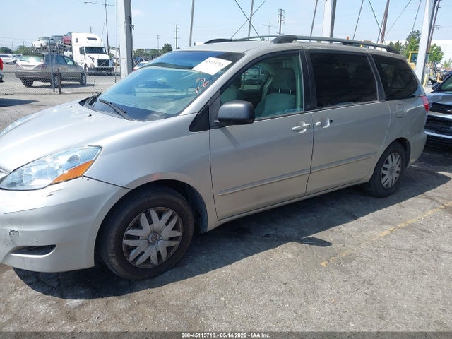 Toyota Sienna Le
