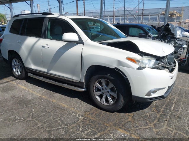 Salvage Toyota Highlander Image