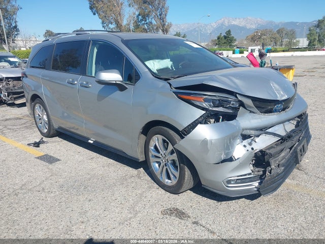 Salvage Toyota Sienna Image