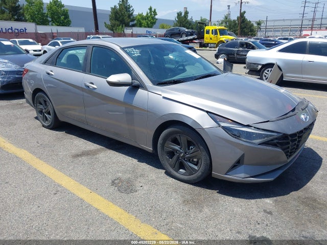Salvage Hyundai ELANTRA Image