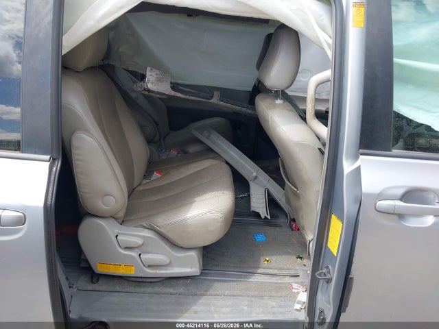 Toyota Sienna Le V6 8 Passenger