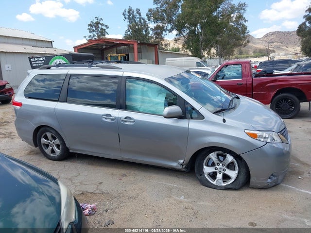 Toyota Sienna Le V6 8 Passenger