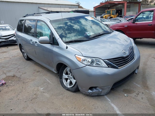 Salvage Toyota Sienna Image