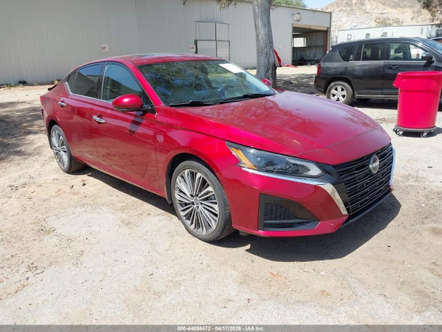 Salvage Nissan Altima Image
