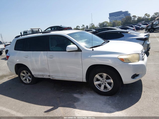 Toyota Highlander Base V6