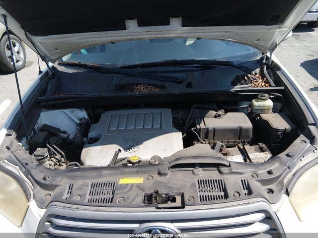 Toyota Highlander Base V6