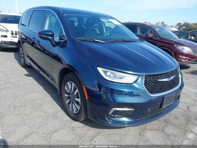 Salvage Chrysler Pacifica Image