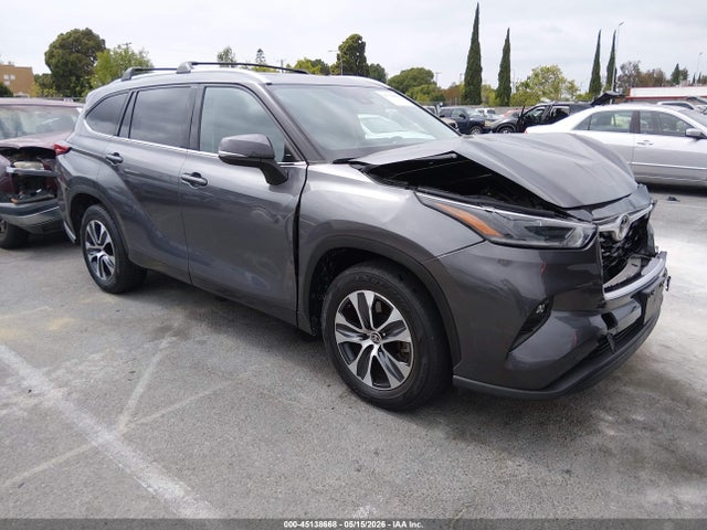 Salvage Toyota Highlander Image